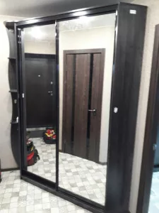 Встроенный угловой шкаф купе на заказ Ю-651